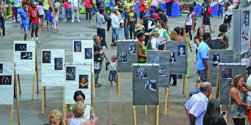 pessoas visitam exposição em pátio de escola