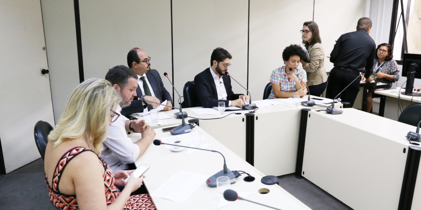 Vereadores e demais participantes da reunião da comissão de direitos humanos