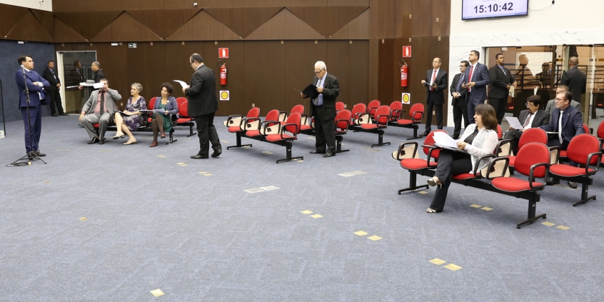 vereadores durante reunião plenária