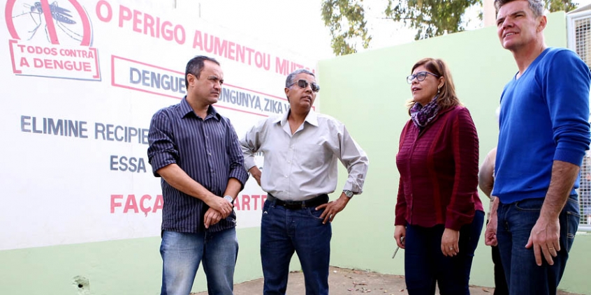 vereadores Hélio da Farmácia e Juliano Lopes em frente a unidade de saúde