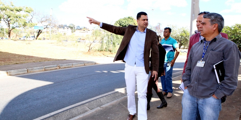 Vereador Irlan Melo e representantes da BHTrans, em visita técnica a vias do Bairro Betânia, para averiguar problemas relativos ao trânsito e à sinalização