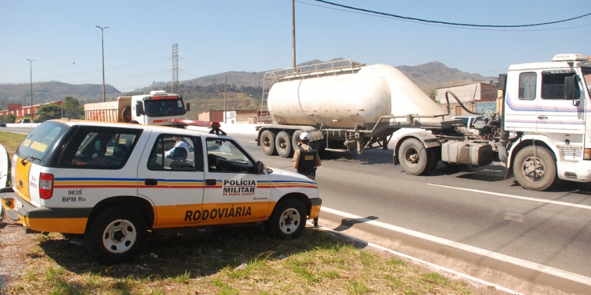 Carro da Policia Rodoviário patrulhando o Anel