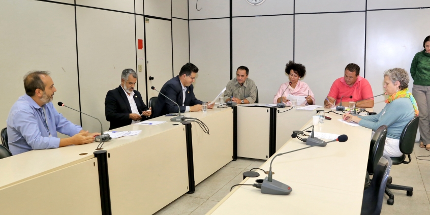 Vereadores em reunião da Comissão de Participação Popular