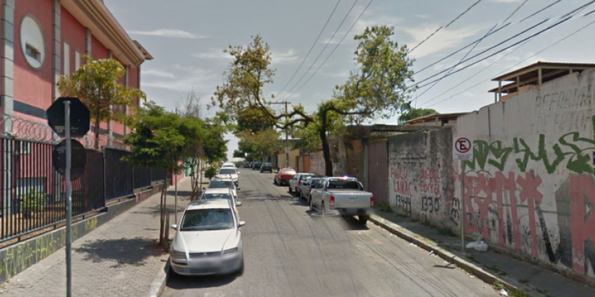 Veículos estacionados dos dois lados da Rua Belarmino Giarola