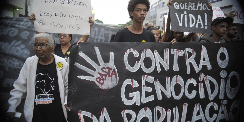 Jovens em manifestação contra o genocídio da juventude negra