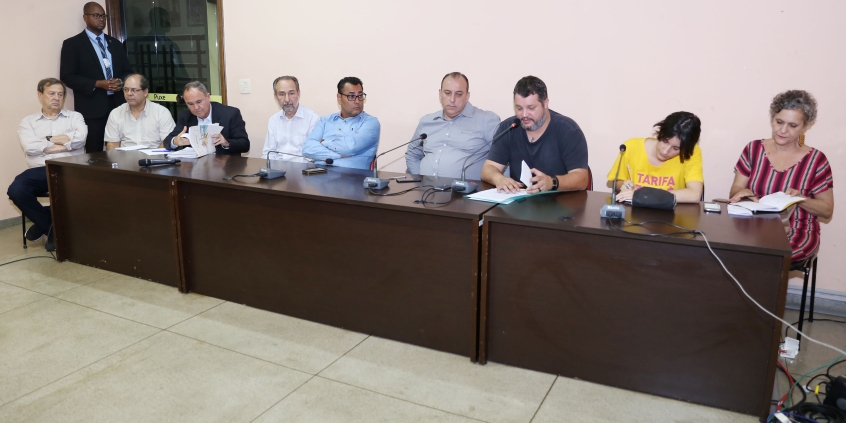 Vereadores e convidados em reunião da Comissão Especial de Estudos