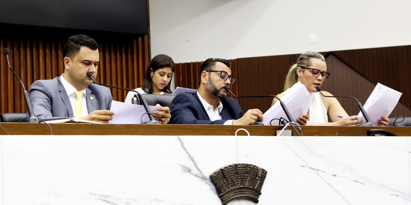 Parlamentares compõem mesa de reunião