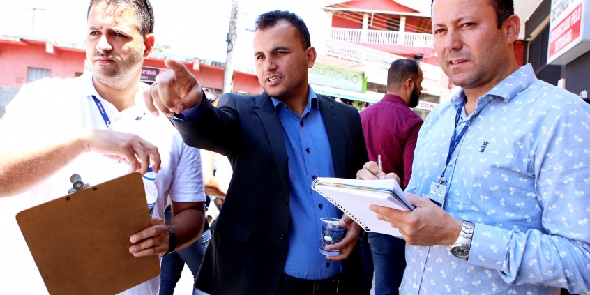 Vereador Wesley Autoescola e representantes da BHTrans em visita técnica à Avenida Serrinha, no Vale do Jatobá