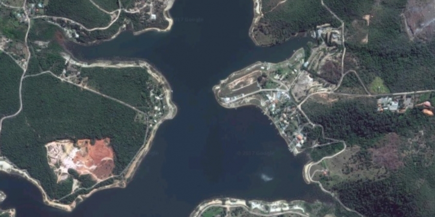 Imagem aérea da Varzea das Flores: lagoa cercada por áreas verdes