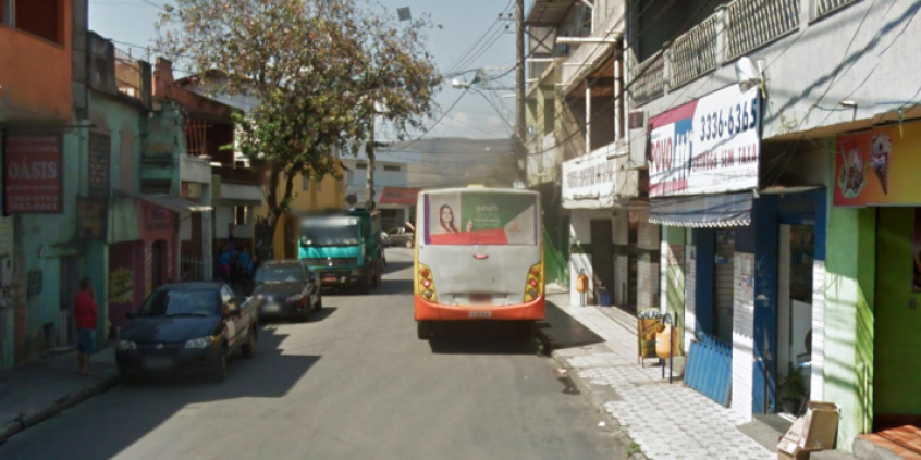 Trecho da Rua Cinquenta e Seis, entre as ruas Carlos Pinto Coelho e Solferina Ricci Pace. Rua estreita com veículos estacionados e fluxo em mão dupla