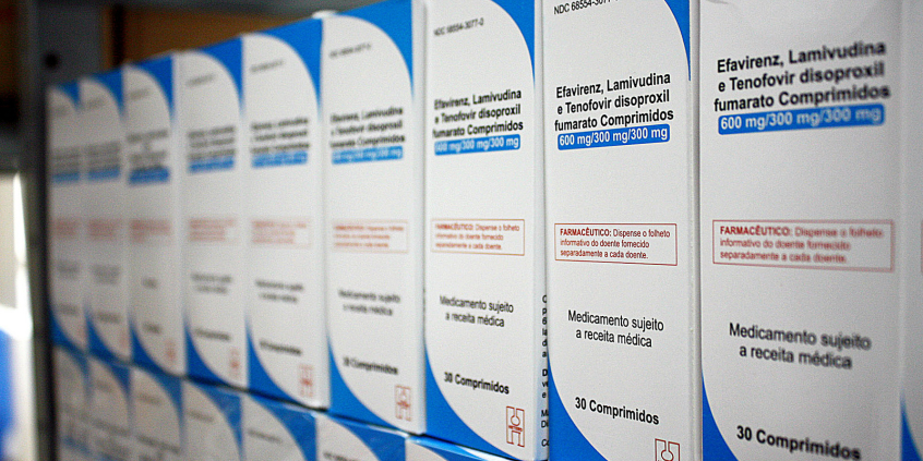 caixas de medicamentos empilhadas