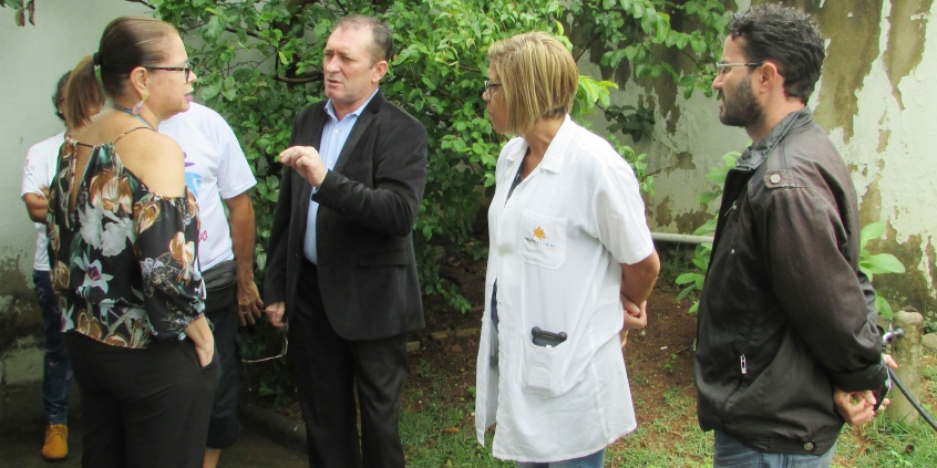 Vereador dialogando com técnicos e outros responsáveis pelo centro de saúde
