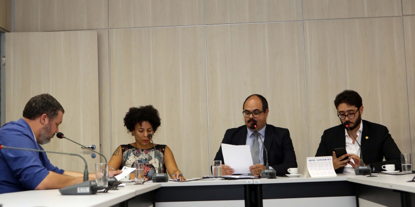 Vereadores em reunião da Comissão de Direitos Humanos e Defesa do Consumidor