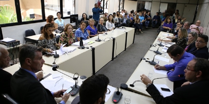 Comissão Especial reuniu expositores da Feira Hippie e representates da Prefeitura