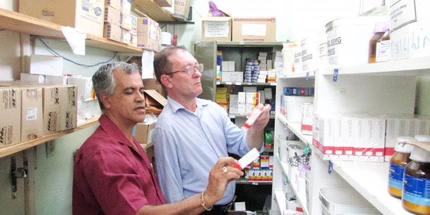 Vereadores Catatau e Cláudio da Drogaria Duarte, fiscalizando abastecimetno de medicamentos no Centro de Saúde Rio Branco