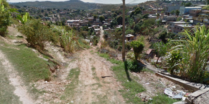 Vista superior da Rua Amaranto Verde, sem asfalto e bastante íngreme