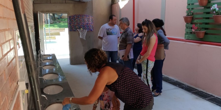 Vereador Edmar Branco vistoriando equipamentos adaptados para receber educação infantil na Escola Municipal Governador Ozanan Coelhol