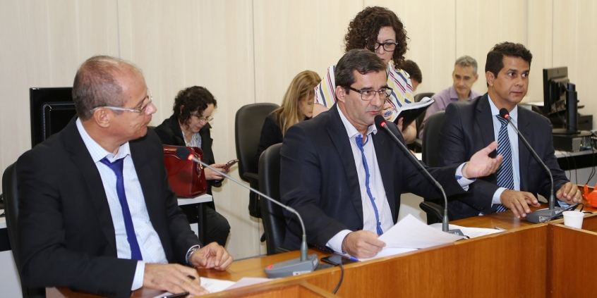 Vereadores em reunião da Comissão Processante