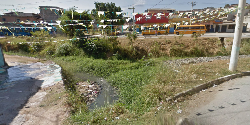 vista parcial do córrego próximo às residências