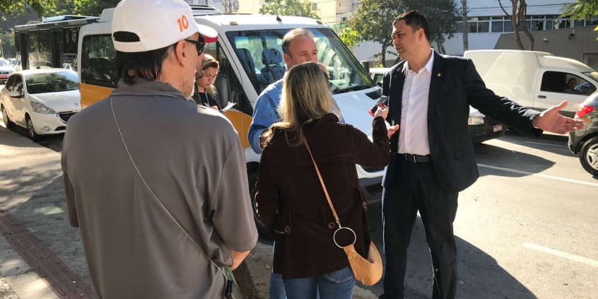 Vereador Irlan Melo e representantes da BHTrans e de motoristas de vans escolares, em visita técnica às imediações da Escola Estadual Pandiá Calógeras, no Santo Agostinho