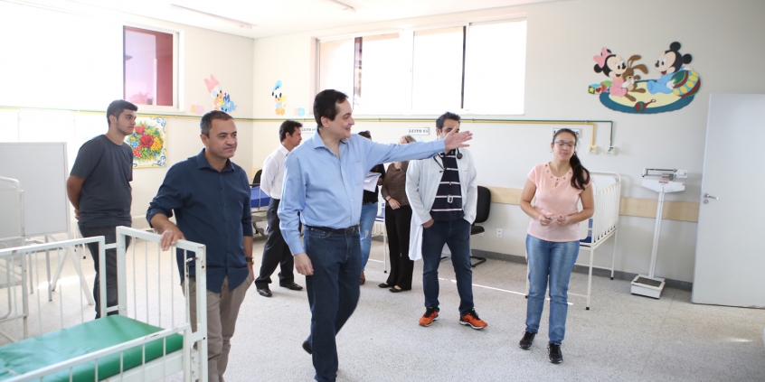 vereador visita berçário da UPA, acompanhado de servidores e gestores da unidade