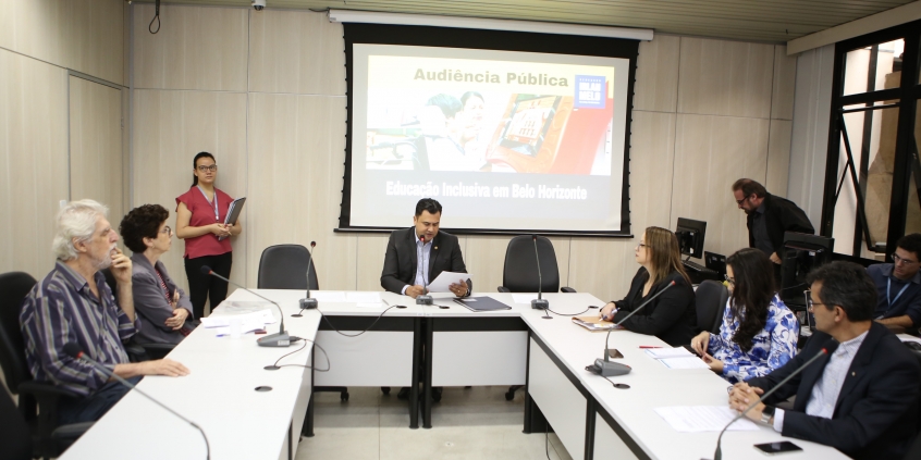 Vereador Irlan Melo e representantes da Secretaria Municipal de Educação, OAB/MG e Sindicato das Escolas Particulares de MG, em audiência pública da Comissão de Direitos Humanos e Defesa do Consumidor