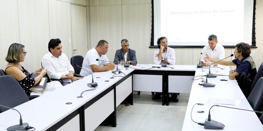 Vereadores da CPI da Mineração no Plenário Helvécio Arantes
