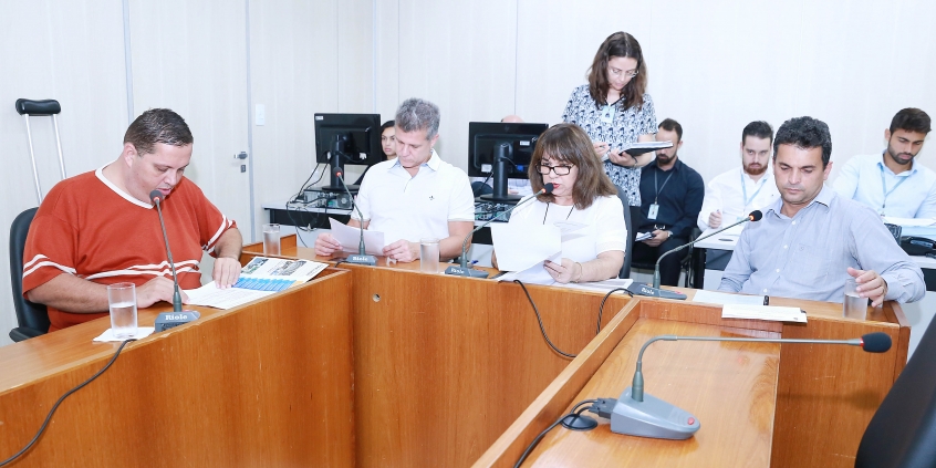 parlamentares compõem mesa de reunião