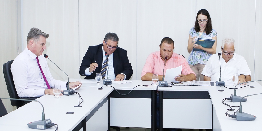 Vereadores Edmar Branco, Juliano Lopes, Preto e Flávio dos Santos, em reunião da Comissão de Meio Ambiente e Política Urbana, nesta segunda-feira (11/3)