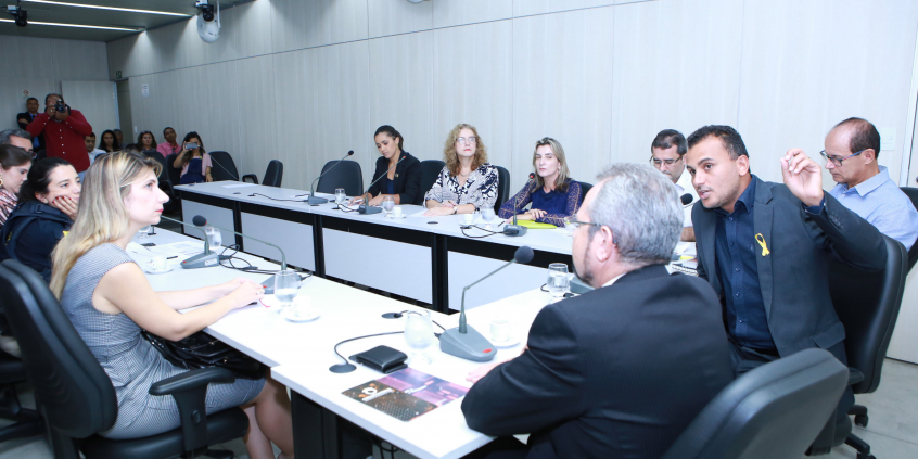 Parlamentares e convidados compõem mesa de reunião