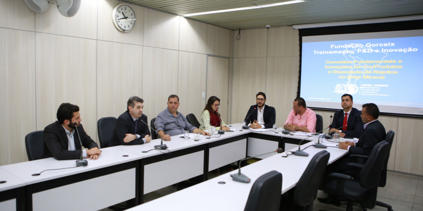 Parlamentares e convidados compõem mesa de reunião