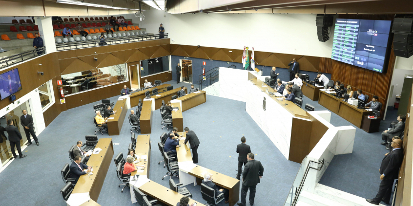 vista superior do plenário Amynthas de barros. parlamentares ocupam seus lugares
