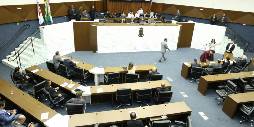 Vereadores se manifestam em votação simbólica, levantando as mãos
