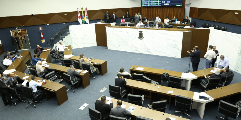 Sentados diante da Mesa Diretora, vereadores participam da 54ª reunião ordinária do Plenário, em 4 de julho de 2018