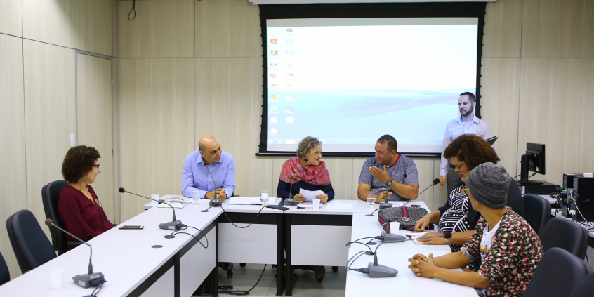 Vereadora Cida Falabella, vereadores Edmar Branco e Maninho Félix, Dirlene Marques (Rede Nacional Feminista de Saúde, Direitos Sexuais e Direitos Reprodutivos), Rhany Mercês (Centro de Luta pela Livre Orientação Sexual de MG / Cellos MG) e Rita de Cássia Ferreira (Coordenação Estadual do Movimento Sem Teto da Bahia), na reunião da Comissão de Mulheres desta segunda-feira (29/7)