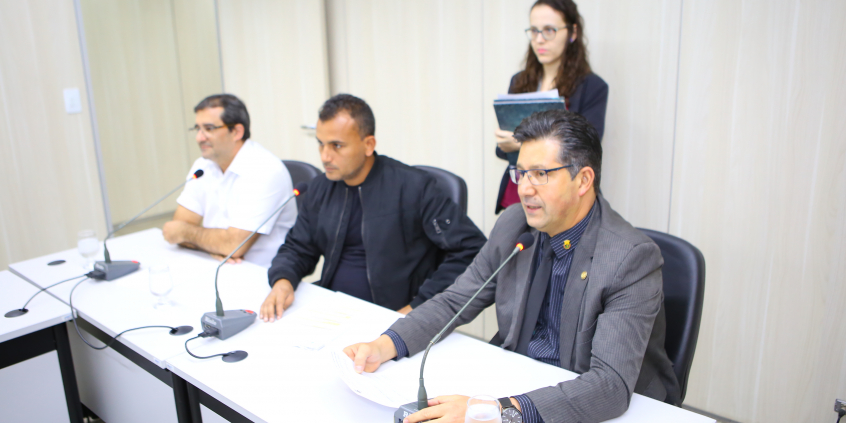 Parlamentares compõem mesa de reunião