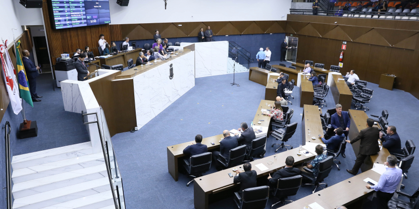 Sentados em seus lugares, diante da Mesa Diretora, vereadores participam da 69ª reunião plenária, no dia 13 de agosto de 2019 