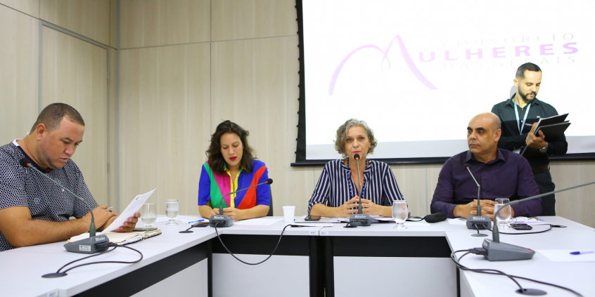 Vereadoras Cida Falabella e Bella Gonçaves e vereadores Edmar Branco e Maninho Félix, em reunião da Comissão de Mulheres, nesta segunda-feira (5/8)