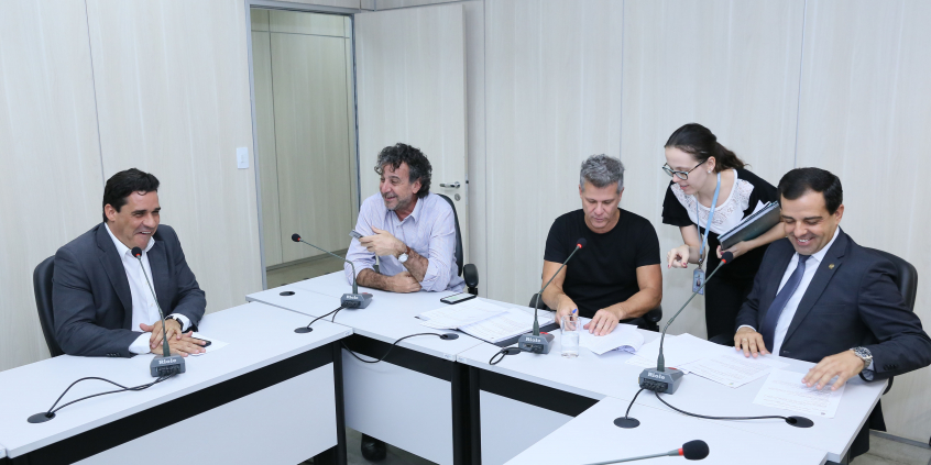 Parlamentares compõem mesa de reunião