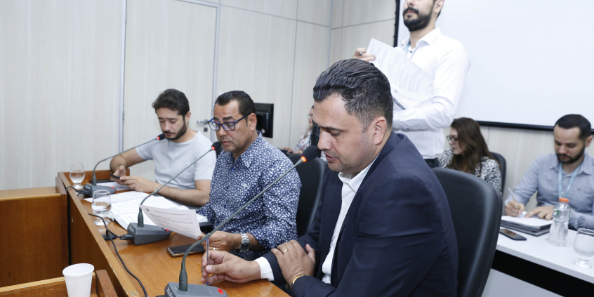 parlamentares compõem mesa de reunião