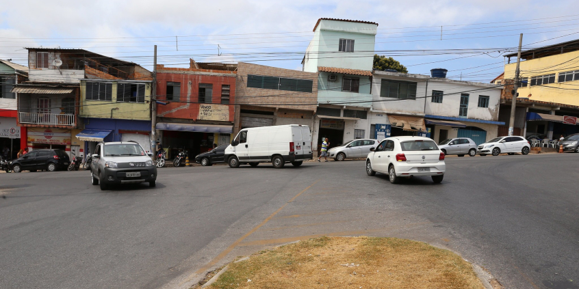Cruzamento entre duas avenidas; carros circulam e fazem conversões em todas as direções