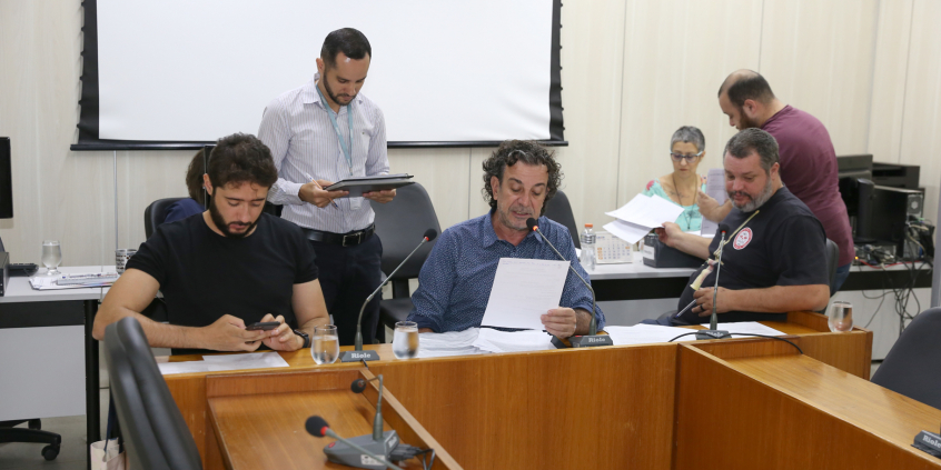 Vereadores Gilson Reis, Pedro Patrus e Gabriel Azevedo, em reunião da Comissão Especial de Estudo sobre Direitos Trabalhistas dos Servidores e Empregados Públicos Municipais, nesta terça-feira (29/10)