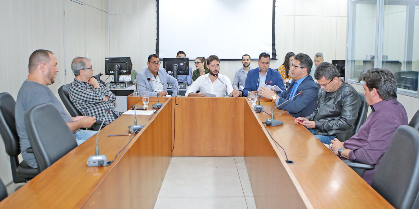 parlamentares e convidados compõem mesa de reunião
