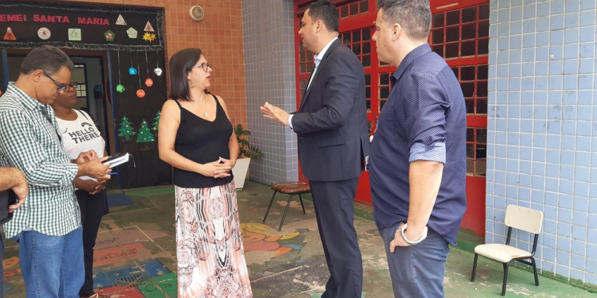 Vereador Irlan Melo, Rosane Moreira Coelho de Souza (diretora da Escola Municipal de Educação Infantil Santa Maria), e Leonardo Melo (assessor da Coordenação Regional Oeste), em visita técnica da Comissão de Educação, Ciência, Tecnologia, Cultura, Desporto, Lazer e Turismo à EMEI Santa Maria, nesta terça-feira (3/12)