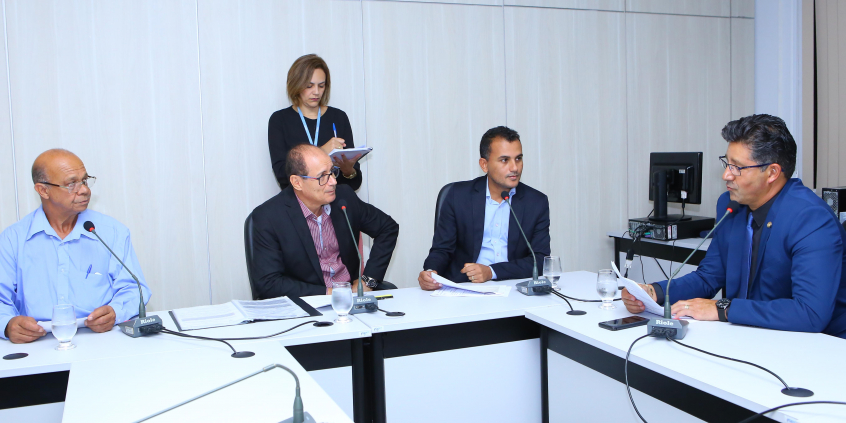 parlamentares compõem mesa de reunião