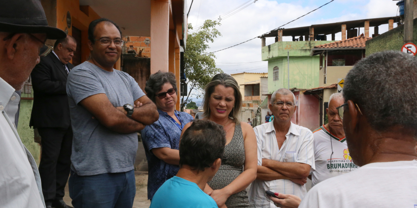 Vereadora Nely Aquino, Rodrigo dos Anjos (gerente da BHTrans da Regional Venda Nova), Maria das Graças Dias Pacheco da Silveira (analista de Transporte de Trânsito de Venda Nova), Farid Sales de Carvalho (Coordenadoria de Atendimento da Regional Venda Nova) e moradores, em visita técnica da Comissão de Desenvolvimento Econômico, Transporte e Sistema Viário à Rua Benedito Aniceto de Oliveira, Bairro Jardim dos Comerciários, Região de Venda Nova, nesta sexta-feira (13/3)