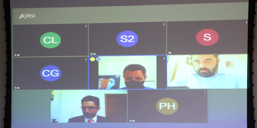 Telão exibe vereadores em videoconferência