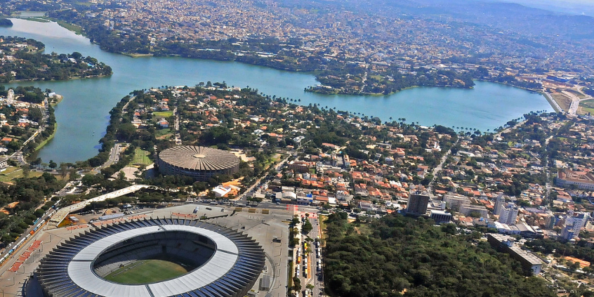 vista aéra de Belo Horizonte. Estádio de futebol, Lagoa da Pampulha, áreas verdes e edificações