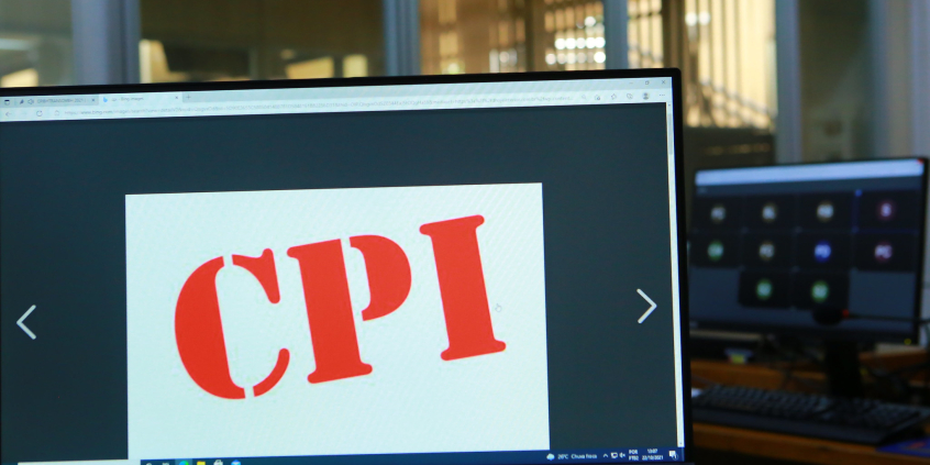 Tela de computador com as letras CPI escritas em maiúsculo na cor vermelho
