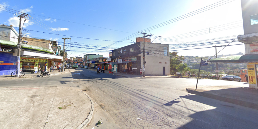 Imagem da avenida Perimetral: uma via em terreno plano, com comércio intenso.